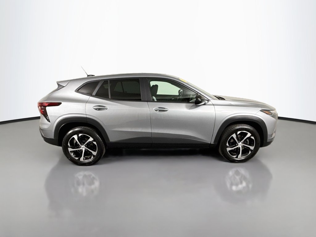 Used 2026 Chevrolet Trax RS w/ Sunroof Package FWD image 8