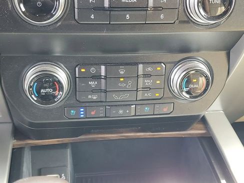Used 2019 Ford F150 Lariat w/ Equipment Group 502A Luxury AWD/4WD image 26