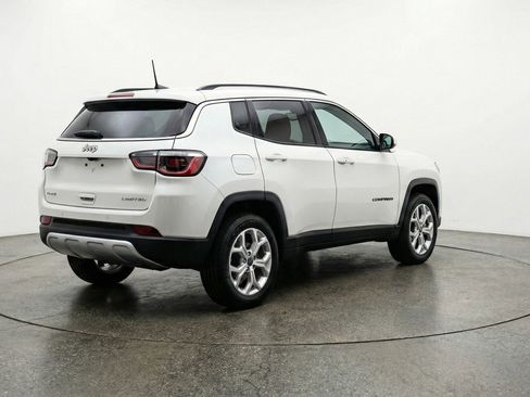 Used 2025 Jeep Compass Latitude AWD/4WD image 9
