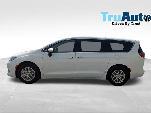 Used 2023 Chrysler Voyager LX FWD image 4