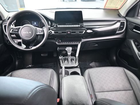 Used 2022 Kia Seltos EX image 40