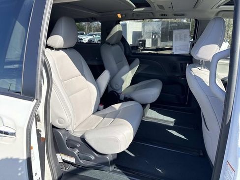 Used 2020 Toyota Sienna Limited Premium image 11
