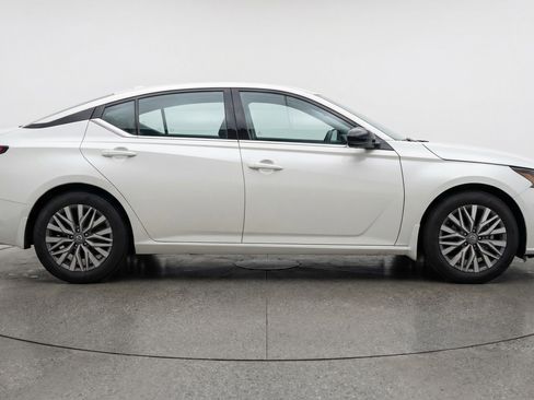 Used 2025 Nissan Altima 2.5 SV FWD image 11
