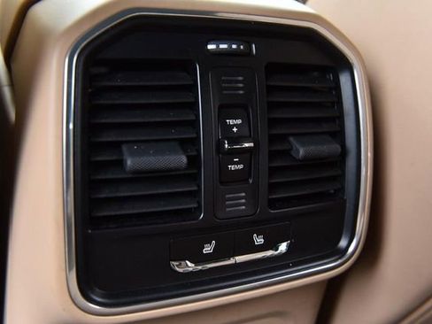 Used 2020 Porsche Macan image 25