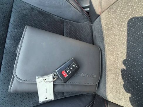 Used 2017 Toyota Camry XSE FWD image 17