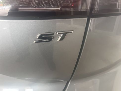 Used 2023 Buick Envision Essence w/ Technology Package I AWD/4WD image 8