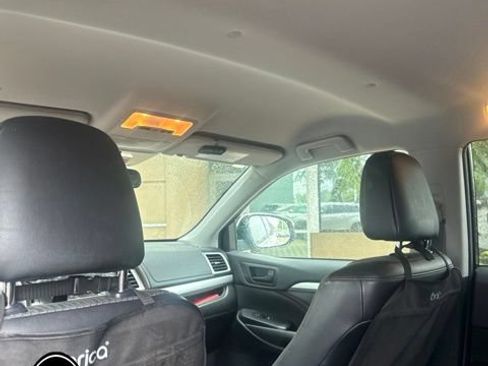 Used 2019 Toyota Highlander Plus AWD/4WD image 6