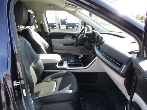 Used 2024 Kia Carnival LX image 15