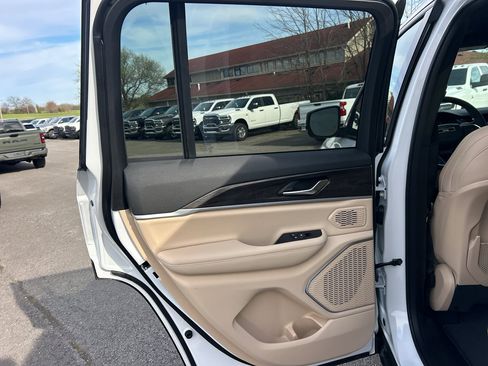 New 2026 Jeep Grand Cherokee Limited w/ Limited Altitude Package AWD/4WD image 19