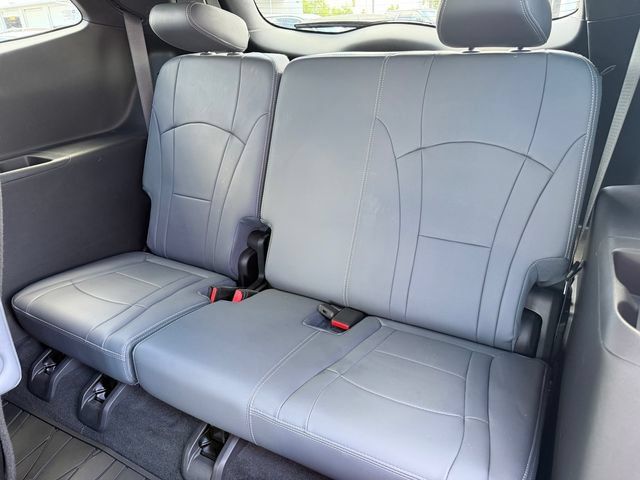 Used 2022 Buick Enclave Essence w/ Sport Touring Edition FWD image 9