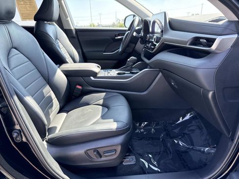 Used 2023 Toyota Highlander XLE image 20