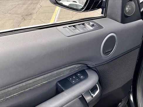 Used 2017 Land Rover Discovery HSE image 32