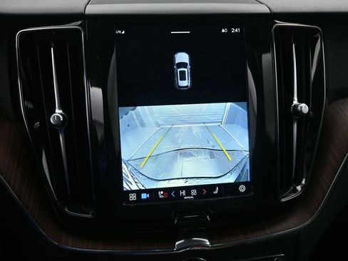 Used 2023 Volvo XC60 B5 Plus image 18