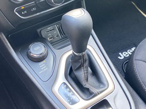 Used 2018 Jeep Cherokee Latitude w/ Safety Group AWD/4WD image 12