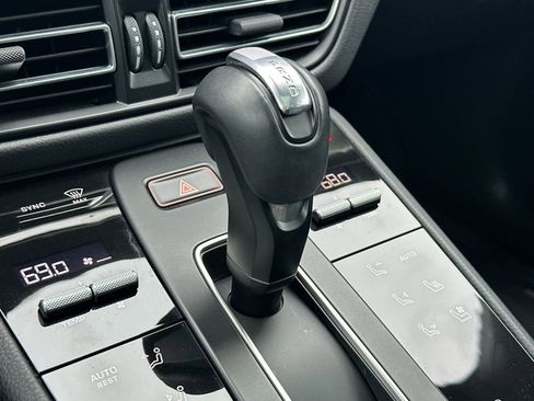 Certified 2025 Porsche Macan AWD/4WD image 25
