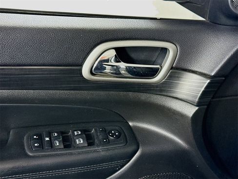 Used 2019 Jeep Grand Cherokee Laredo w/ Security & Convenience Group image 11