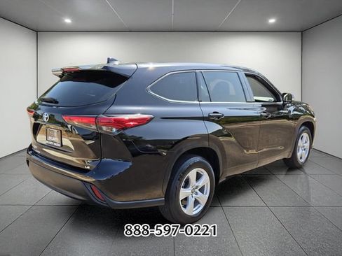 Used 2021 Toyota Highlander LE FWD image 5
