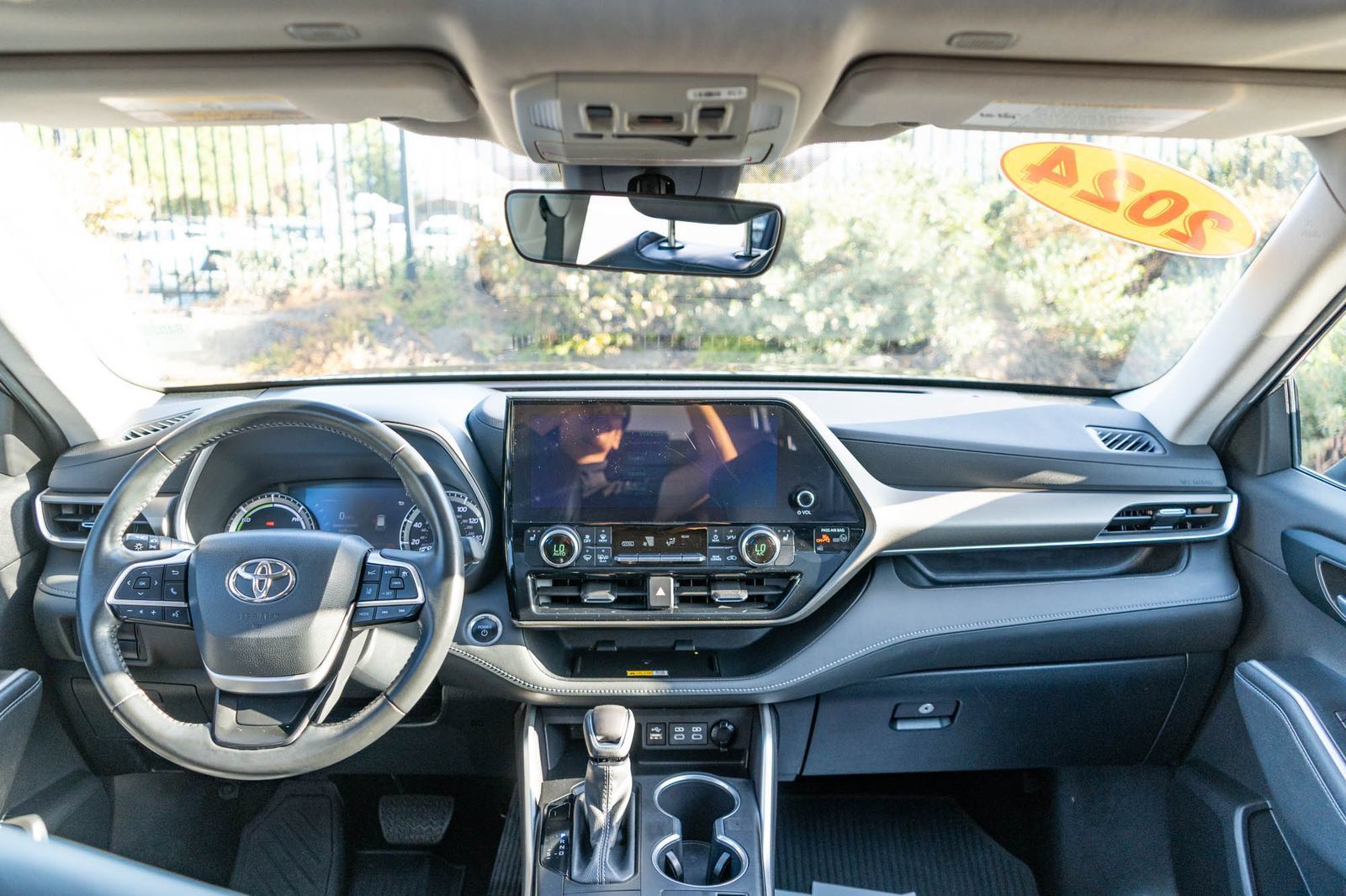 Used 2024 Toyota Highlander XLE AWD/4WD image 18
