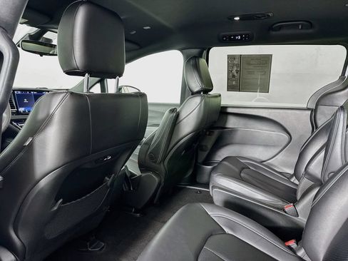 Used 2024 Chrysler Pacifica Limited FWD image 37