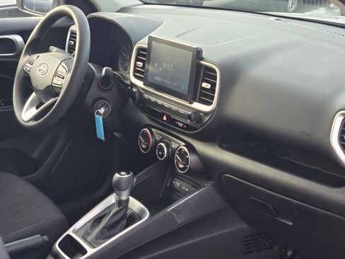 Certified 2022 Hyundai Venue SE image 10