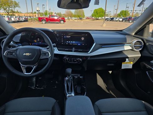 New 2026 Chevrolet Trax LT w/ LT Convenience Package FWD image 12