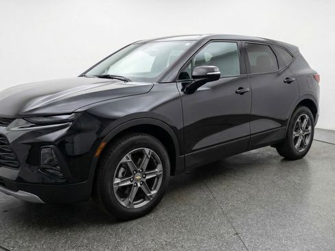 Used 2025 Chevrolet Blazer LT FWD image 3