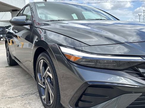 Used 2025 Hyundai Elantra SEL image 18