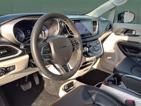 Used 2024 Chrysler Pacifica Touring-L image 43