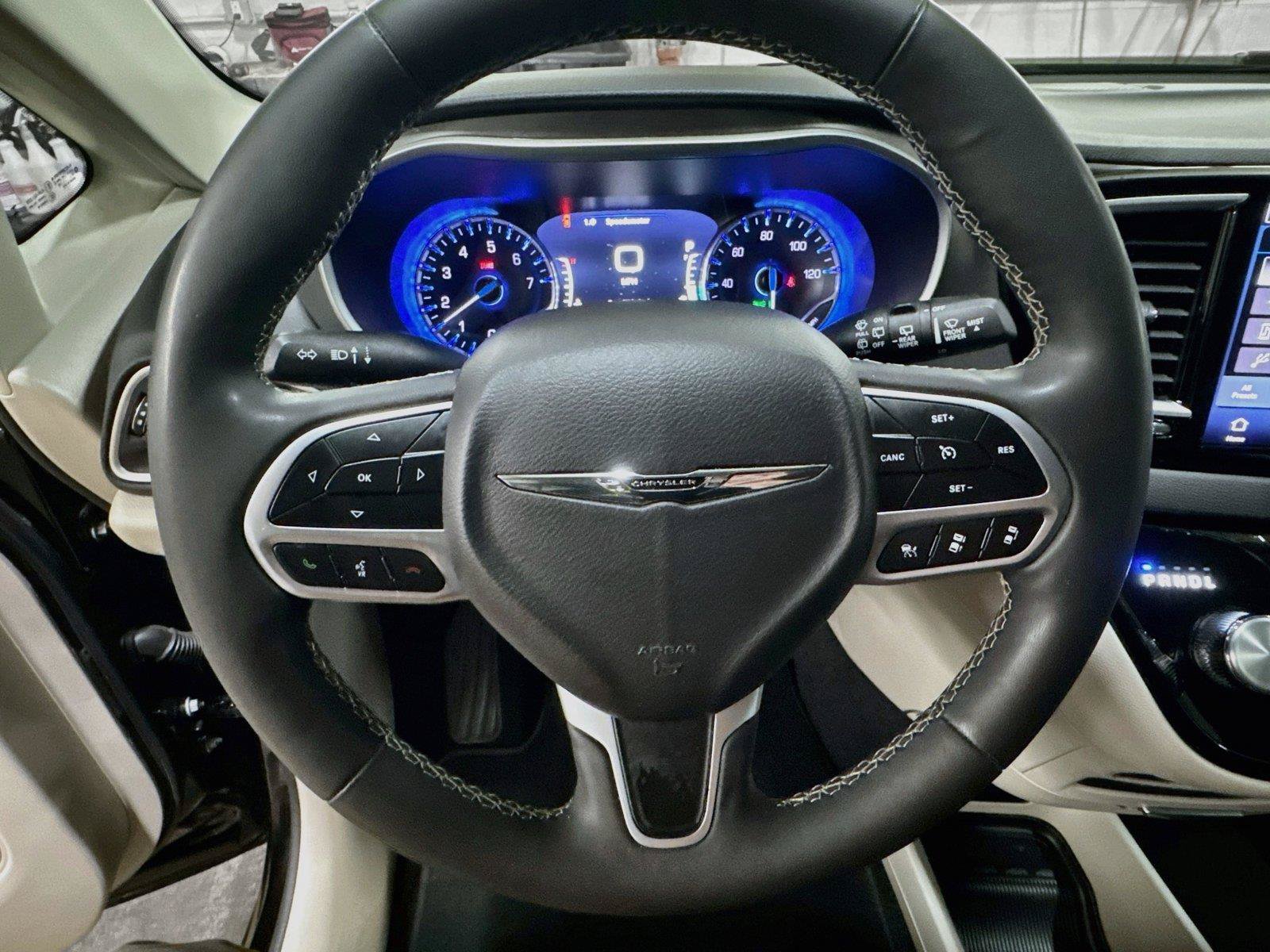 Used 2024 Chrysler Pacifica Touring-L FWD image 18