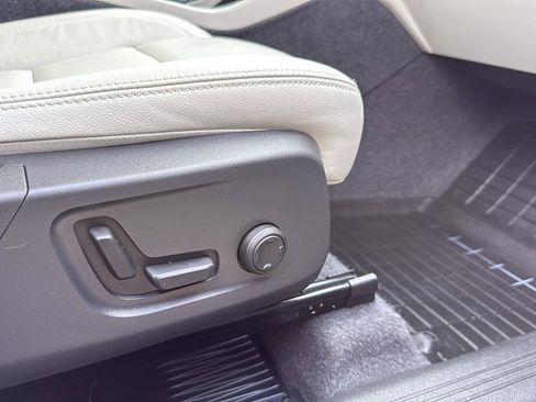 Used 2022 Volvo XC40 T5 Momentum w/ Premium Package image 24