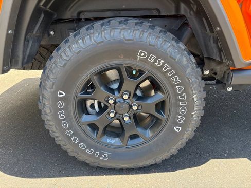 Certified 2025 Jeep Gladiator Sport AWD/4WD image 5