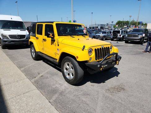 Used 2015 Jeep Wrangler Unlimited Sahara w/ Connectivity Group AWD/4WD image 7
