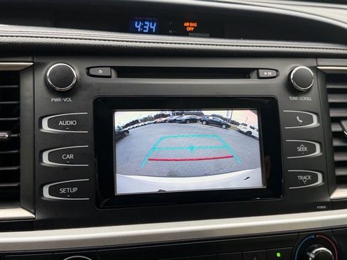 Used 2019 Toyota Highlander LE image 24