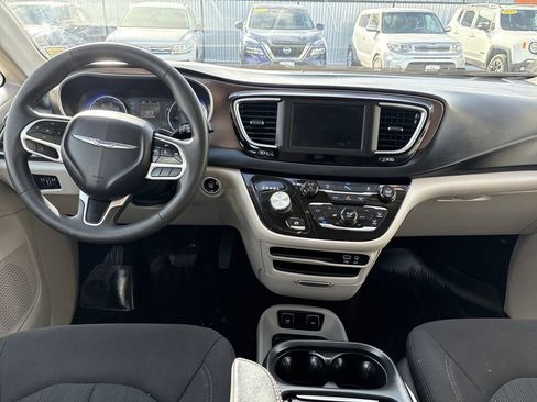 Used 2018 Chrysler Pacifica Touring Plus image 9