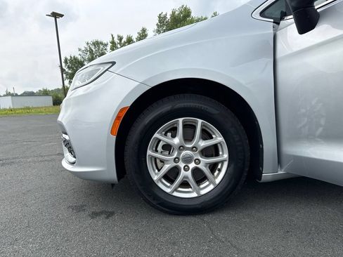 Used 2023 Chrysler Pacifica Touring-L FWD image 40