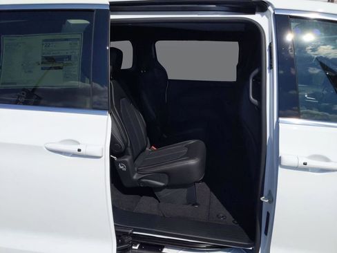 New 2026 Chrysler Pacifica Select image 27