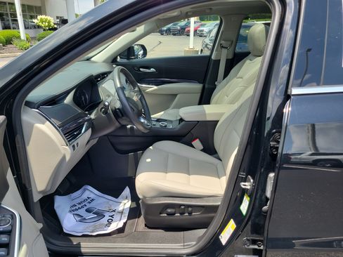 Used 2023 Cadillac XT4 Luxury w/ Cold Weather Package FWD image 17