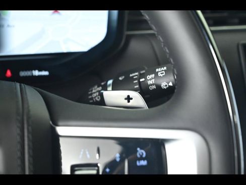 Used 2025 Land Rover Range Rover Long Wheelbase SE image 20