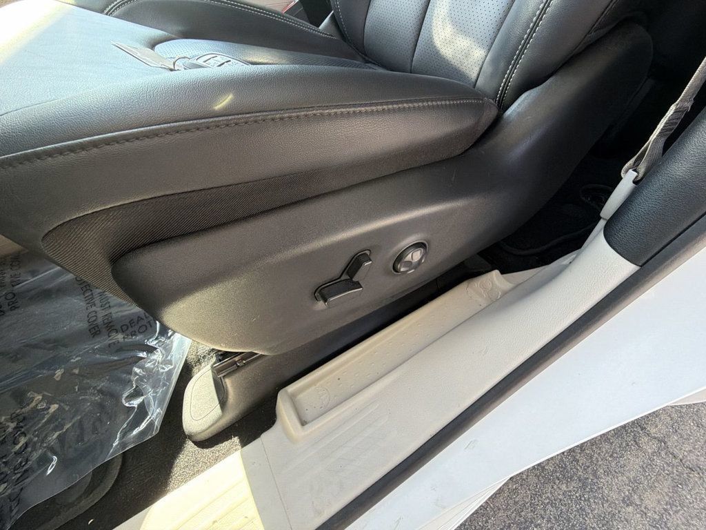 Used 2024 Chrysler Pacifica Touring-L FWD image 13