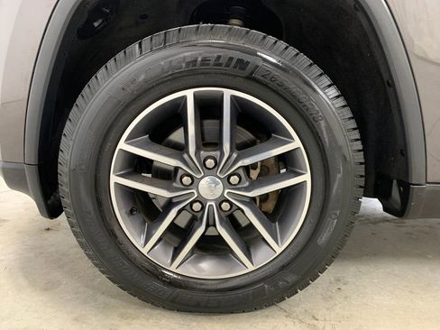 Used 2017 Jeep Grand Cherokee Limited image 2