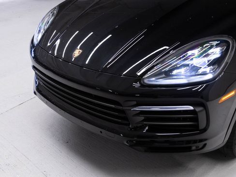 Certified 2022 Porsche Cayenne Platinum Edition image 33