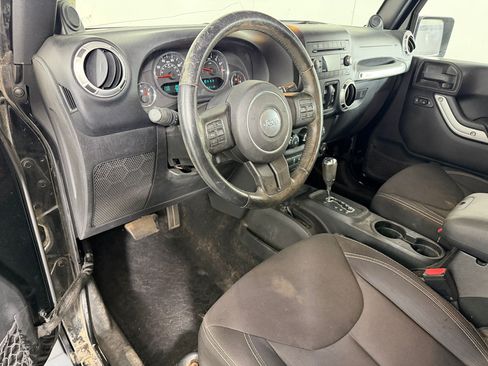 Used 2013 Jeep Wrangler Unlimited Sahara w/ Connectivity Group AWD/4WD image 3