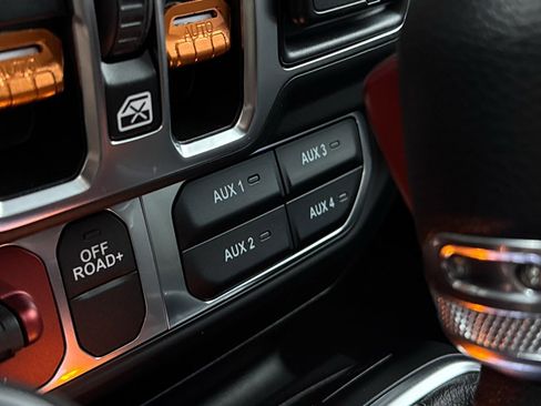Used 2025 Jeep Gladiator Mojave w/ Convenience Group AWD/4WD image 24