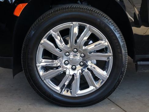 Used 2021 GMC Yukon XL Denali w/ Denali Premium Package image 11