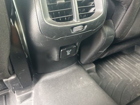 Used 2016 Jeep Cherokee Latitude w/ Cold Weather Group AWD/4WD image 13