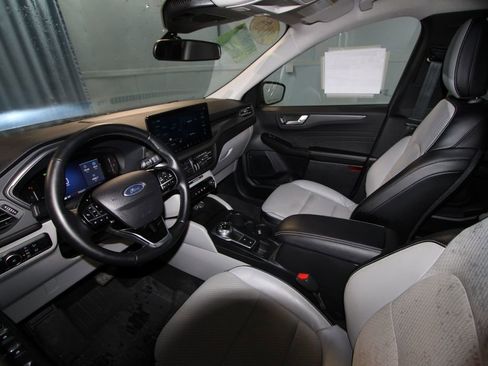 Used 2025 Ford Escape SE image 2