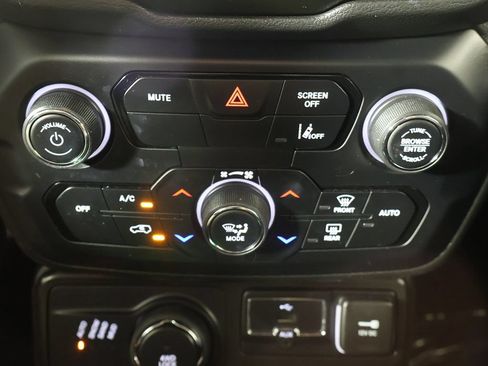 Used 2023 Jeep Renegade Latitude AWD/4WD image 43