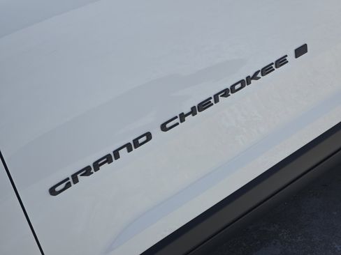 New 2026 Jeep Grand Cherokee Altitude image 8