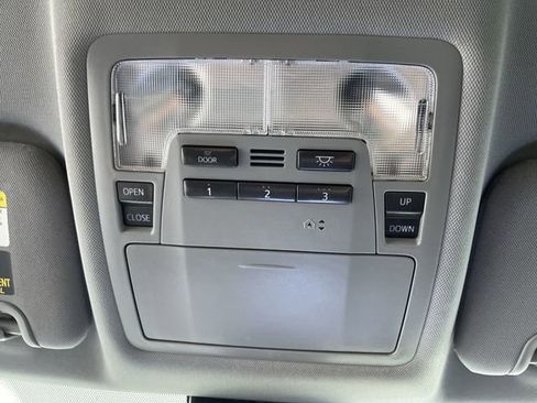 Used 2017 Toyota Highlander Limited image 25