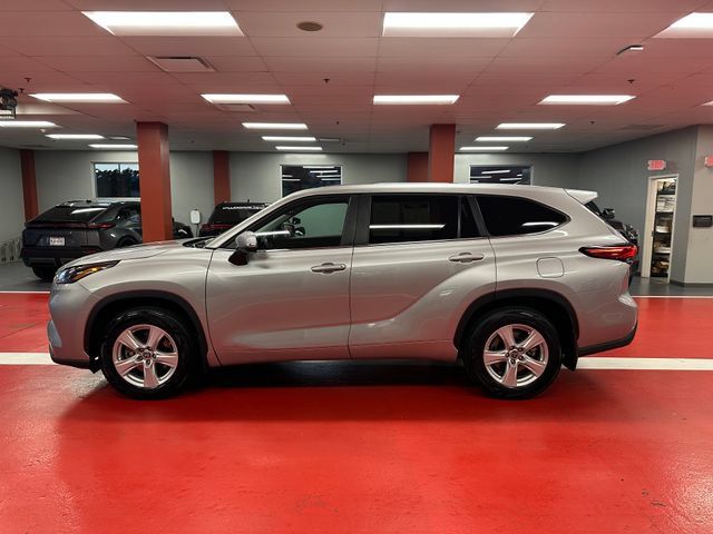 Used 2023 Toyota Highlander L AWD/4WD image 6